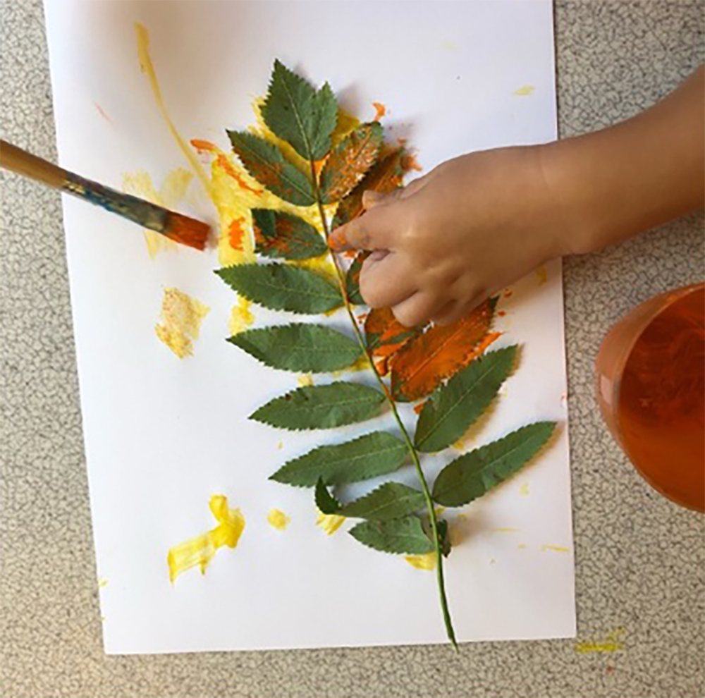 Användning av naturmaterial och löv för att måla häftiga konstverk på Sunningevägens förskola